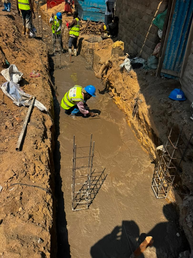 Coulage de la semelle de fond du caniveau sur l’avenue Kilomoni