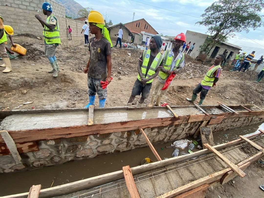 Uvira : les travaux se poursuivent sur l’avenue Nakabaka à Kasenga